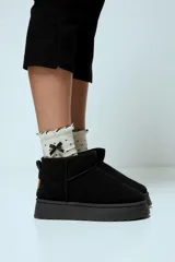 Botas cortas tipo ugg color beige, con interior forrado en corderito sintético y suela de plataforma plana.