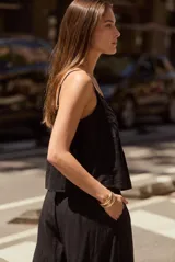 Blusa de algodón peinado color negro, con tirantes finos, escote en V y detalles de bordados y encaje en el frente.