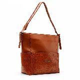 Cartera al hombro Korium modelo Adara, de color tostado, confeccionada en eco cuero con diseño texturizado estilo cocodrilo en la base y correa trenzada.
