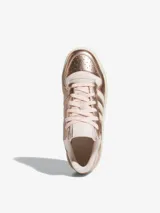 Zapatillas Adidas Forum Bold Stripes de plataforma, color rosado metálico con acabado brillante, cordones y suela de caucho color beige.