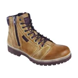 Bota acordonada de cuero color marrón claro, con cierre lateral y suela dentada.