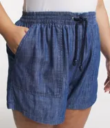 Short de jean estilo comfy, con cintura elástica, lazo ajustable y bolsillos laterales. Confeccionado en tejido de algodón y liocel.