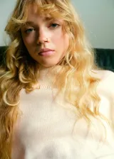 Jersey de punto de cuello alto, con diseño recto, manga larga y aberturas laterales en el ruedo.