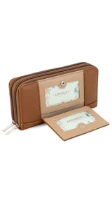 Billetera larga de diseño combinado en tonos terracota y beige, confeccionada en material sintético con textura tipo gamuza y lisa. Cuenta con cierre perimetral, solapa frontal con broche a presión y visor para documentos, además de múltiples compartimentos internos para tarjetas, billetes y monedero con cierre.