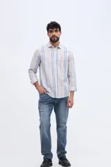 Camisa de manga larga con diseño de rayas verticales, confeccionada en mezcla de lino y algodón, con cuello camisero y cierre frontal de botones.