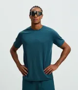 Remera deportiva de hombre con tecnología Dry, cuello redondo y mangas cortas. Confeccionada en tejido técnico con detalle de corte láser para mayor transpirabilidad y elasticidad.