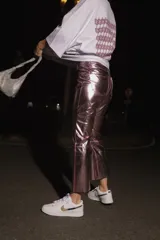 Pantalón capri semi oxford de ecocuero color rosa metalizado, con tiro medio-alto, botón metálico níquel y bolsillos traseros.