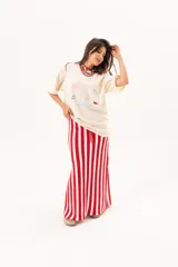 Remerón oversize de algodón color manteca, con mangas cortas y estampa exclusiva temática marina en el frente.
