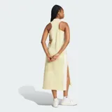 Vestido midi de corte recto sin mangas, color amarillo claro, con cuello redondo y las clásicas tres tiras blancas de Adidas a lo largo de los laterales.
