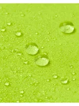 Campera deportiva amarilla flúor con capucha, cierre frontal y logo Under Armour en la manga.