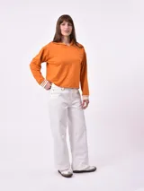 Hoodie color beige de corte holgado, con capucha y puños con rayas blancas.