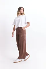 Pantalón cargo de tiro alto, color marrón, con pierna ancha y bolsillos laterales con tapa.