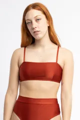 Top ladrillo de escote recto con breteles elásticos y doble tira en la espalda.