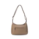 Bandolera de símil cuero color beige, con diseño de múltiples compartimentos. Cuenta con dos bolsillos frontales con cierre, doble apertura superior con cierre y un bolsillo trasero con cierre. Incluye correa larga regulable de cinta tejida.