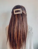 Broche para el pelo color plateado, con forma rectangular y diseño minimalista.