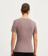 Blusa básica color mostaza, con escote redondo y manga corta.