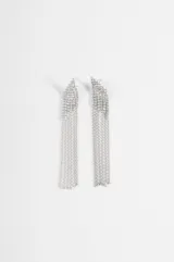 Par de aros colgantes plateados con diseño superior incrustado de strass y múltiples tiras de cadenas finas colgantes.