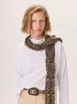 Bufanda de lana tejida con diseño de trama abierta y textura irregular, en tonos amarillo mostaza y blanco.
