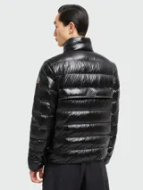 Campera puffer negra Moncler modelo Fraser, con cierre frontal y bolsillos laterales con cierre. Presenta un bolsillo con cierre en el pecho y logo de la marca en la manga izquierda.