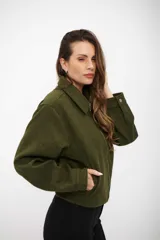 Campera tipo bomber color verde oliva, con cuello camisero, cierre frontal completo y puños con botón.