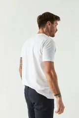 Remera de hombre color ladrillo, lisa, de corte regular, con bolsillo en el pecho, manga corta y cuello redondo. Confeccionada en algodón.