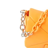 Bandolera XL confeccionada en símil cuero liso acolchado de color naranja, formato rectangular con solapa. Incluye una correa regulable, herrajes plateados y detalles de cadena decorativa al frente y en los laterales.
