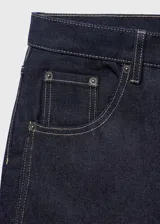 Jeans Susan de tiro alto y diseño balloon, confeccionados en tejido de algodón estilo vaquero en color negro con costuras pespunteadas en contraste. Cuentan con cierre de botón y cremallera, presillas para cinturón y diseño de cinco bolsillos.