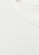 Remera blanca de manga corta y cuello redondo, confeccionada en 100% algodón, con diseño recto y estampado frontal.