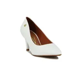 Zapato de tacón alto Vizzano, color blanco, con punta fina y detalle de logo dorado en el lateral.