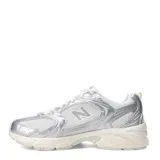 Championes urbanos New Balance modelo 530, con diseño retro inspirado en el running. Presentan una combinación de malla blanca y detalles en cuero sintético plateado, con entresuela ABZORB para mayor amortiguación.