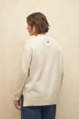 Polera marrón de tejido de punto, con cuello alto y mangas largas.