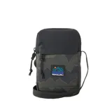 Morral Rip Curl Slim Pouch Search Camo con estampado de camuflaje en tonos verdes y negros, con logo de la marca en el frente.