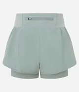 Bermuda deportiva tipo runner, color verde menta, confeccionada en microfibra con cintura elástica. Tiene un corte holgado y bajo redondeado.