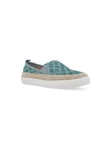 Alpargatas tipo slip-on de color turquesa con capellada de tejido trenzado, detalle de yute en la entresuela y suela blanca de caucho termoplástico.