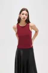 Musculosa negra de corte al cuerpo, con cuello redondo y diseño sin mangas.