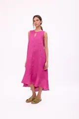 Vestido largo fucsia de lino, sin mangas y con escote redondo con abertura en forma de gota.