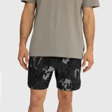 Short de baño con estampado abstracto en tonos grises y negros, confeccionado en tejido flexible de secado rápido.