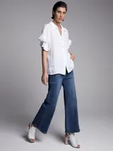 Pantalón de jean azul de corte ancho.