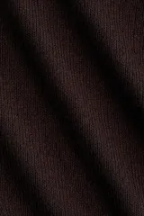 Vestido midi de un hombro, color marrón, confeccionado en punto suave. Cuenta con diseño de manga larga, escote asimétrico y pliegues fruncidos en un lateral de la cintura.