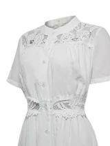 Vestido midi de lino orgánico y viscosa color blanco, con cuello mao, mangas cortas, cierre frontal con botones y detalles de encaje transparente en el pecho y la cintura.