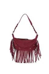 Cartera tipo bandolera de color bordó en tejido símil gamuza, decorada con flecos colgantes en los laterales y la base, tachas metálicas plateadas y una correa trenzada para el hombro.