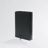 Billetera negra de cuero sintético con tarjetero de aluminio con tecnología RFID blocking. Cierre magnético, espacio para 6 tarjetas en el tarjetero de aluminio, 2 tarjetas adicionales en el interior, espacio con ventana transparente para cédula de identidad, espacio interno para 6 billetes y bolsillo monedero exterior con cierre.