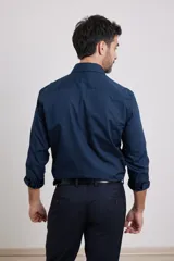 Camisa de vestir blanca de algodón con cuello italiano y mangas largas.