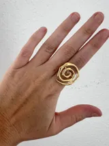 Anillo dorado con forma de espiral.