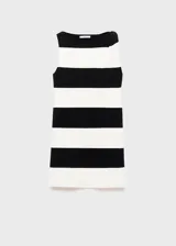 Vestido corto sin mangas con cuello barco y diseño recto, estampado a rayas horizontales en blanco y negro.