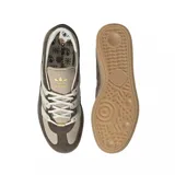 Championes adidas Handball Spezial ST, con diseño de perfil bajo en tonos marrones y beige. Presenta una combinación de gamuza y tejido acanalado, con las icónicas tres tiras laterales en color claro y suela de goma color caramelo.