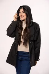 Campera tipo trench de nylon color negro, con capucha, cierre frontal y cordón ajustable en la cintura.