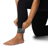 Calza técnica de compresión color negro, diseñada como primera capa térmica. Cuenta con tecnología reflectante Omni-Heat para retener el calor corporal y tejido Omni-Wick de alta capacidad hidroabsorbente. Presenta costuras planas ergonómicas y confección elástica en cuatro direcciones.