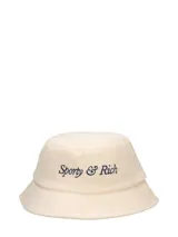 Gorro tipo bucket color crema de terciopelo con el logo de la marca bordado en azul marino.