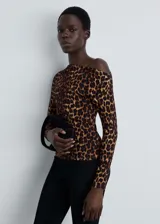 Camiseta de tejido fluido con estampado animal print de leopardo, cuello asimétrico y manga larga.